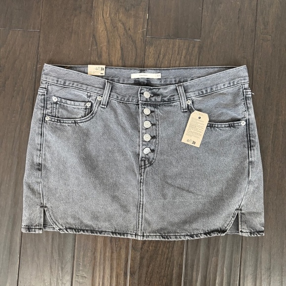 NWT Levi’s Grey/Black Wash Icon Mini Denim Skirt Size 33 - Picture 1 of 6